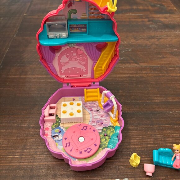 Polly Pocket Something Sweet Cupcake Compact Doll Playset - Picture 4 of 5